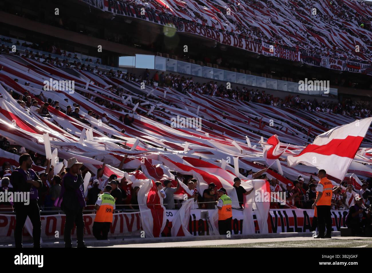 Buenos Aires, Argentina - 27 aprile 2025: River Plate e Boca Juniors si affrontano all'Estadio Monumental in una nuova edizione del calcio argentino Superclásico, durante il giorno 15 del Torneo apertura 2025 nella Professional Football League. Il fiume di Marcelo Gallardo cerca di scalare la classifica nella zona B con ritorni chiave come Gonzalo Montiel, Lucas Martínez quarta, Enzo Pérez e Marcos Acuña. Crediti: UNAR Photo/Alamy Live News Foto Stock