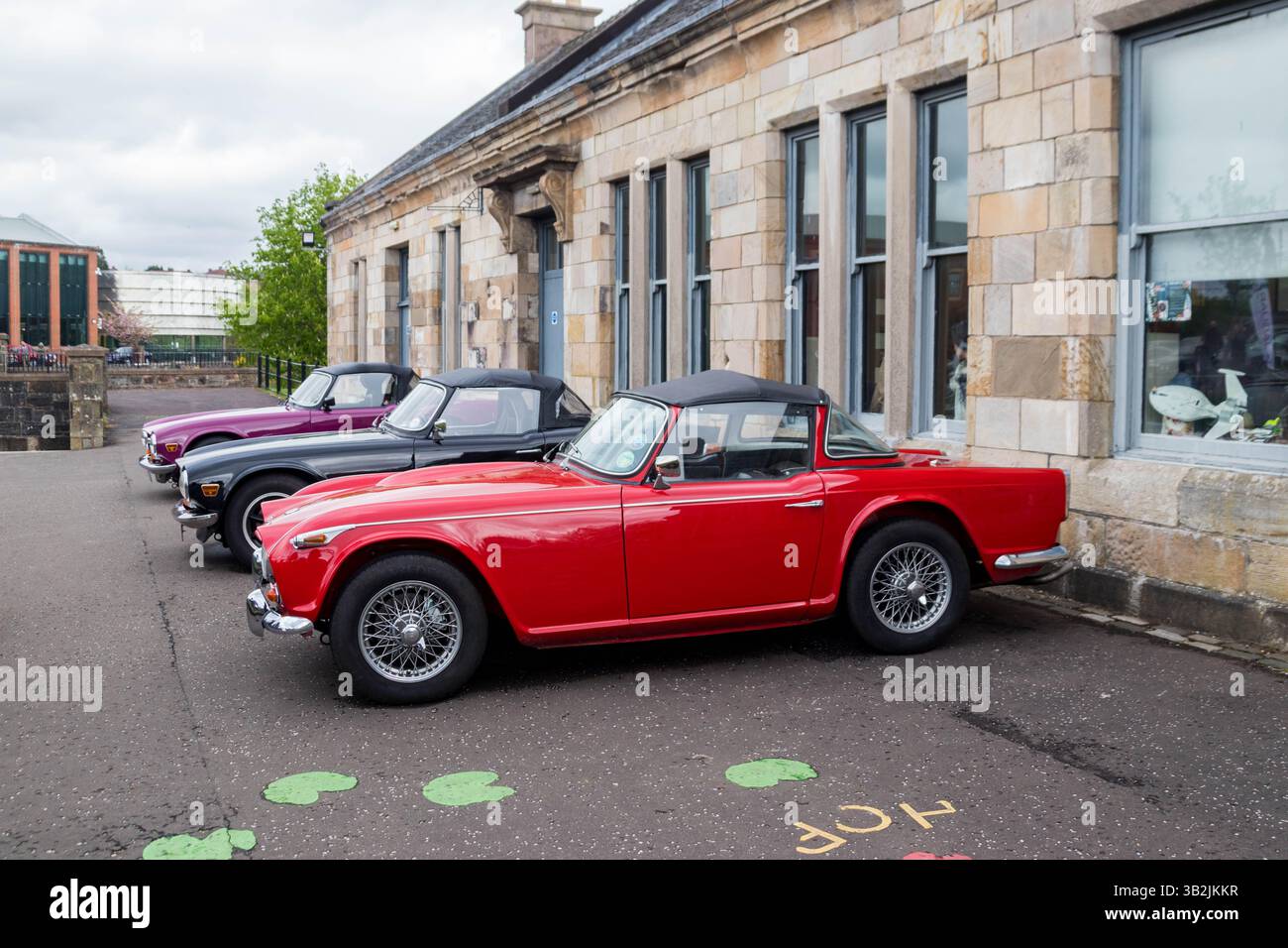 Le storiche auto Triumph TR6 e TR250 in mostra al museo di Sumerlee Foto Stock