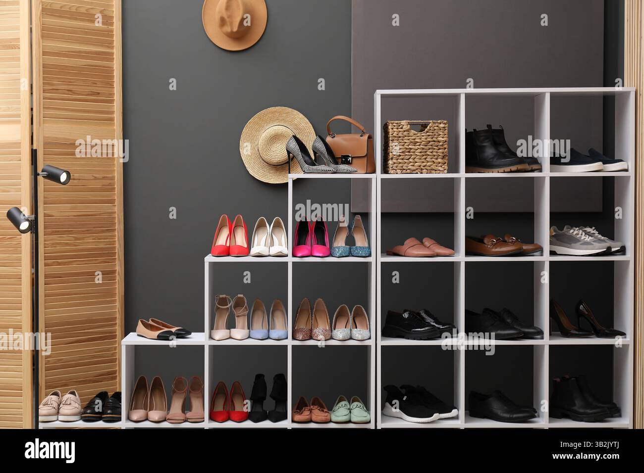 Deposito scarpe. Scaffalatura con diversi accessori e scarpe a tacco alto in interni Foto Stock