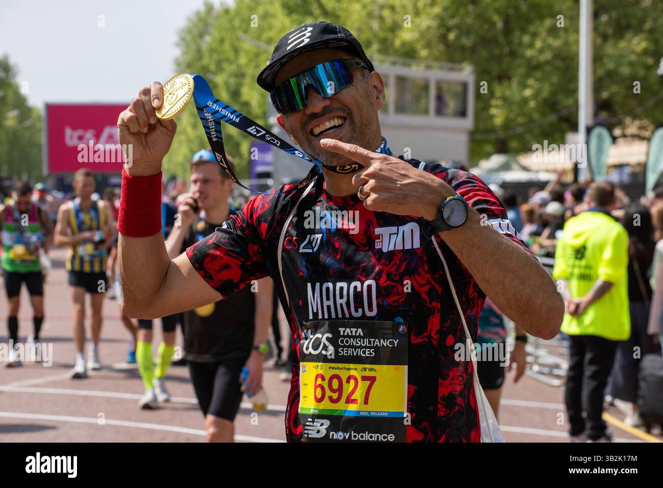 Londra, Regno Unito. 27 aprile 2025. Un atleta posa per una foto con la sua medaglia dopo il traguardo della Maratona di Londra. Circa 56.000 corridori hanno partecipato alla 45a Maratona di Londra. È iniziato a Greenwich Park nel sud-est di Londra e si è concluso al The Mall. Credito: SOPA Images Limited/Alamy Live News Foto Stock