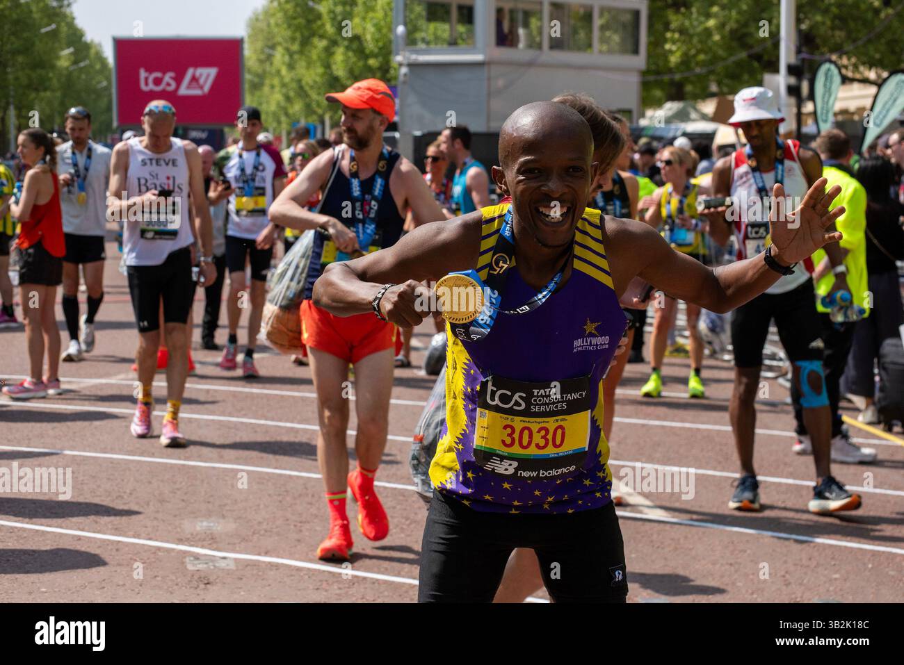 Londra, Regno Unito. 27 aprile 2025. Un atleta posa per una foto con la sua medaglia dopo il traguardo della Maratona di Londra. Circa 56.000 corridori hanno partecipato alla 45a Maratona di Londra. È iniziato a Greenwich Park nel sud-est di Londra e si è concluso al The Mall. Credito: SOPA Images Limited/Alamy Live News Foto Stock