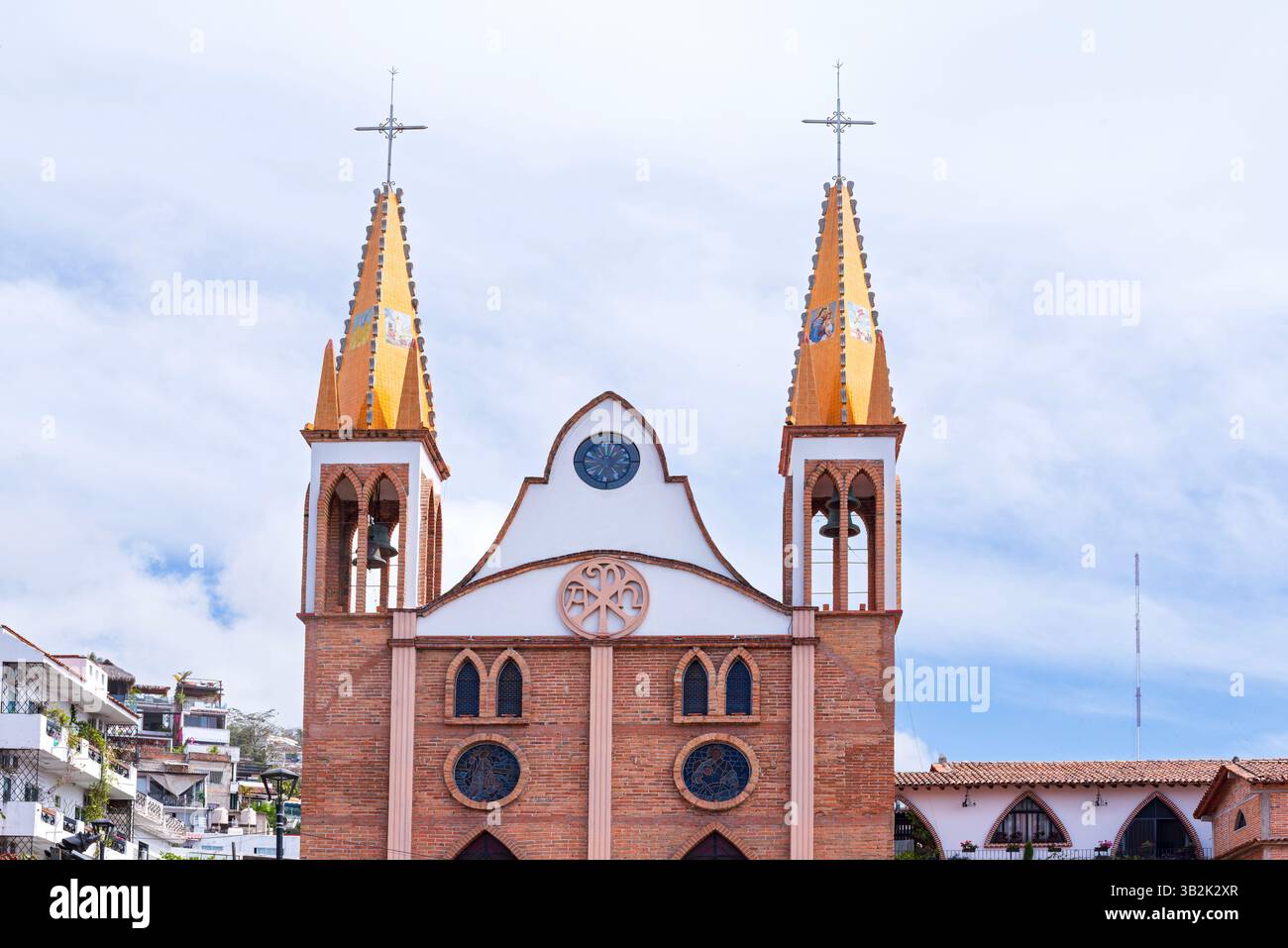 la facciata della chiesa di nostra signora del rifugio e i campanili gemelli a puerto vallarta jalisco, messico Foto Stock