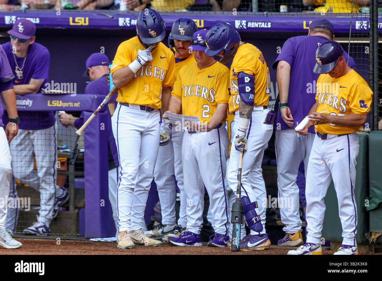 Baton Rouge, LOUISIANA, Stati Uniti. 27 aprile 2025. Il capo allenatore della LSU Jay Johnson ripercorre il rapporto dei lanciatori con i battitori Jake Brown (7), Daniel Dickinson (14) e Josh Pearson (11) durante l'azione NCAA Baseball tra i Tennessee Volunteers e gli LSU Tigers all'Alex Box Stadium, Skip Bertman Field a Baton Rouge, LOUISIANA. Jonathan Mailhes/CSM (immagine di credito: © Jonathan Mailhes/Cal Sport Media). Crediti: csm/Alamy Live News Foto Stock
