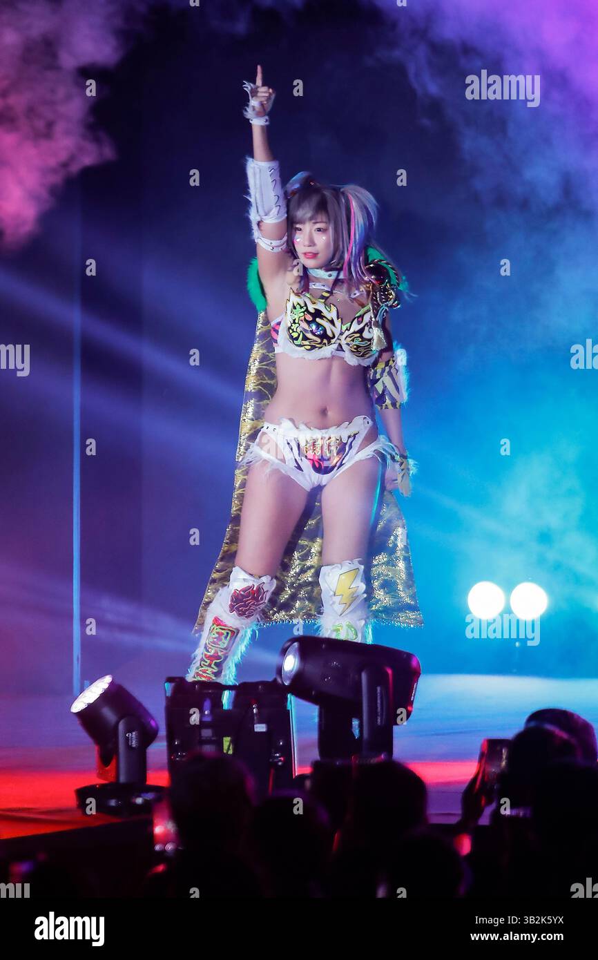 Tokyo, Giappone. 27 aprile 2025. La wrestler professionista giapponese Unagi Sayaka fa il suo ingresso durante il Gran Premio International Championship all'evento Lucha Fiesta nella Sumo Arena. I lottatori professionisti giapponesi si affrontarono contro giocatori stranieri (principalmente messicani) durante nove partite. (Credit Image: © Rodrigo Reyes Marin/ZUMA Press Wire) SOLO PER USO EDITORIALE! Non per USO commerciale! Foto Stock
