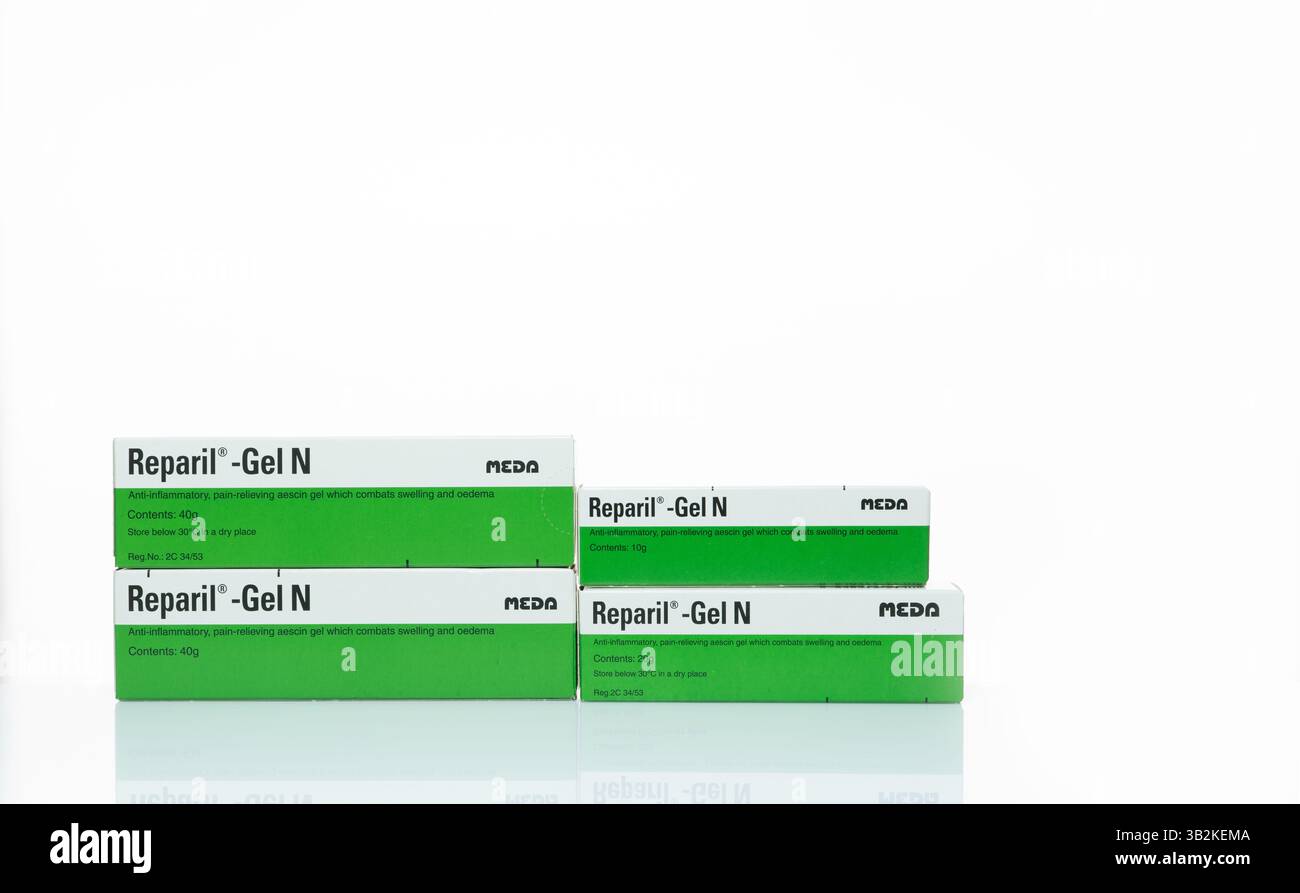 CHONBURI, THAILANDIA - 30 GENNAIO 2023: Reparil Gel N anti-infiammatorio antidolorifico in confezioni al dettaglio. Aescina farmaceutica per il trattamento Foto Stock