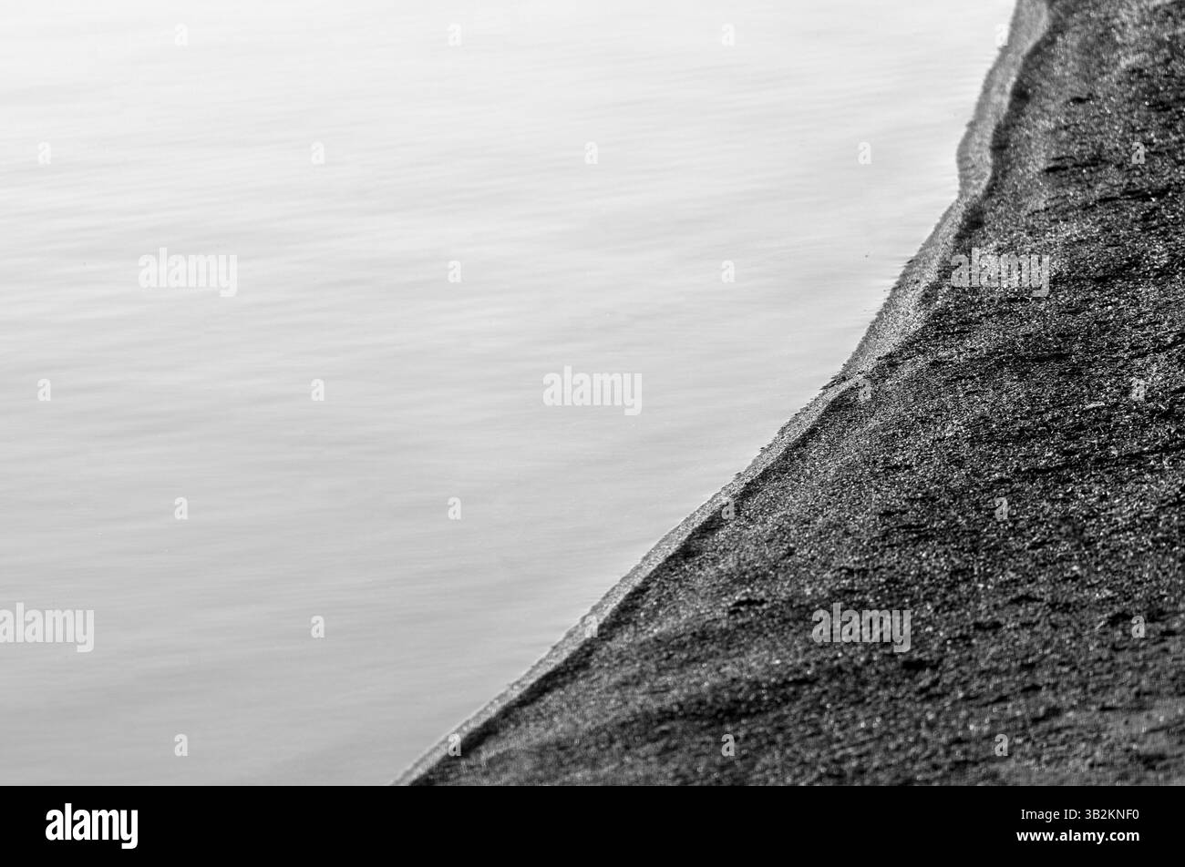Silent Shore: Spiaggia fuori stagione e lago tranquillo Foto Stock