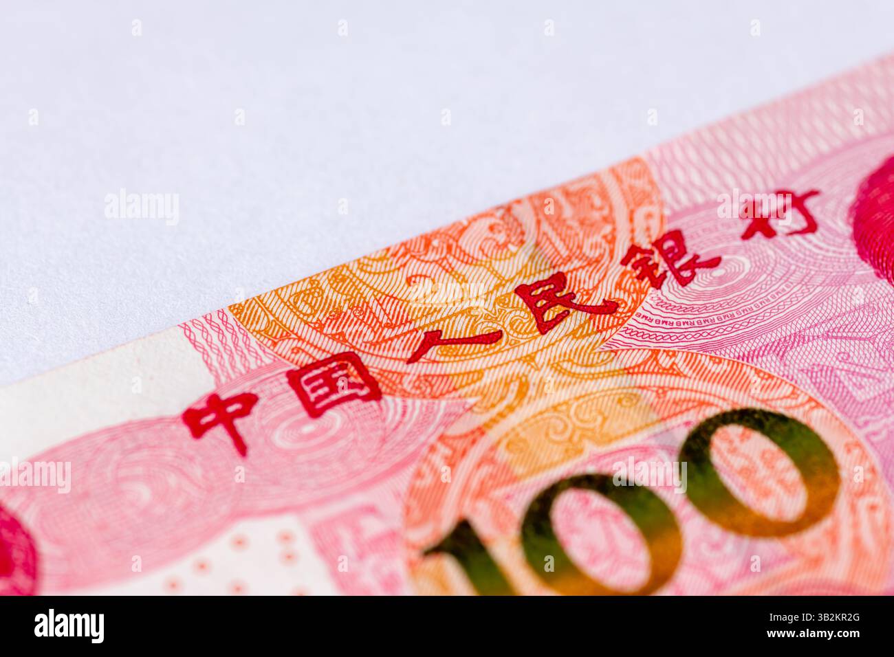 Londra. REGNO UNITO- 04.27.2025. Le parole cinesi The People's Bank of China stampate su una banconota da 100 Yuan della Repubblica Popolare Cinese. Foto Stock