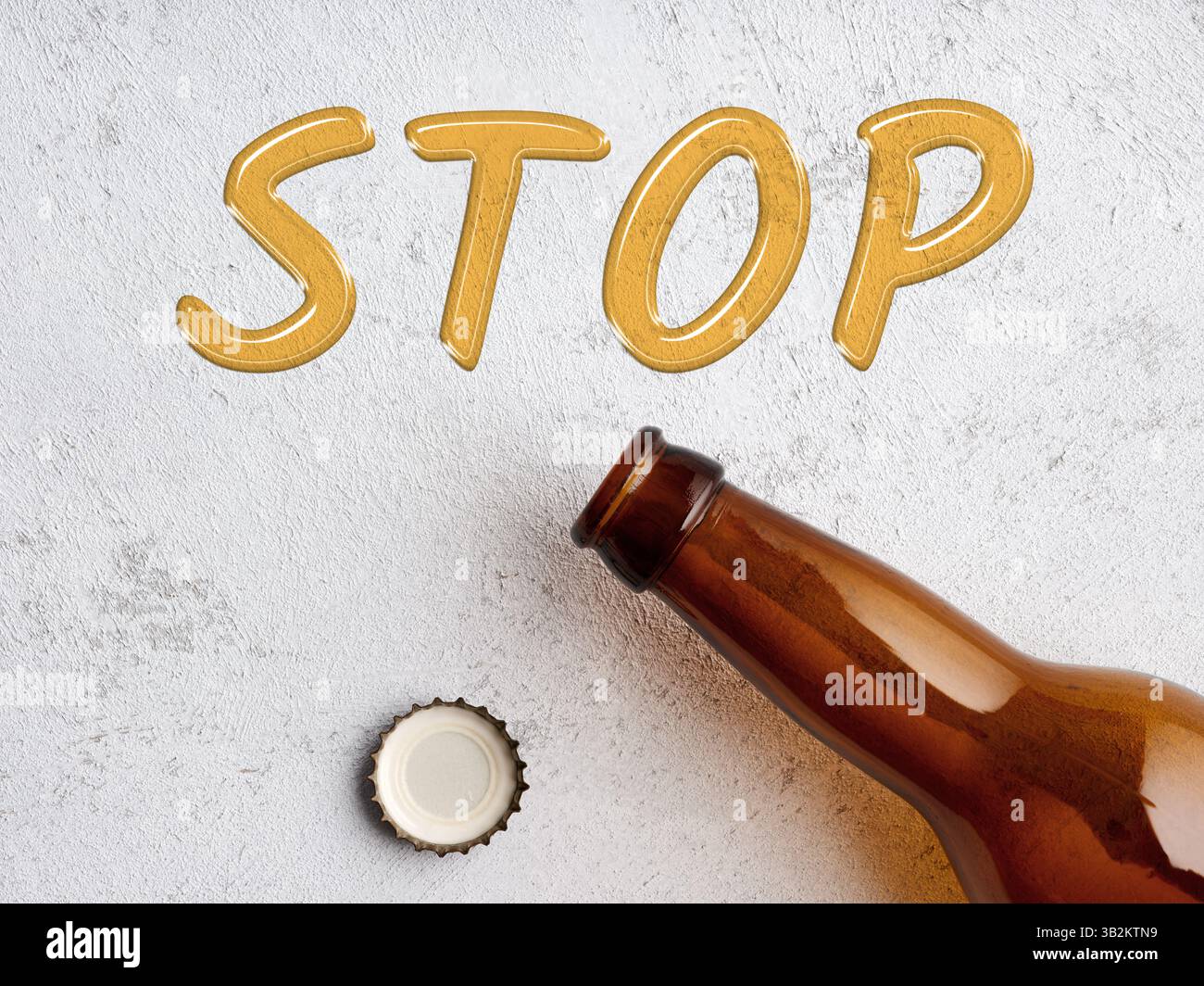 Smettere di bere e consumo eccessivo di alcol. La parola stop in forma liquida fuoriesce dalla bottiglia di birra su un tavolo bianco testurizzato. Foto Stock