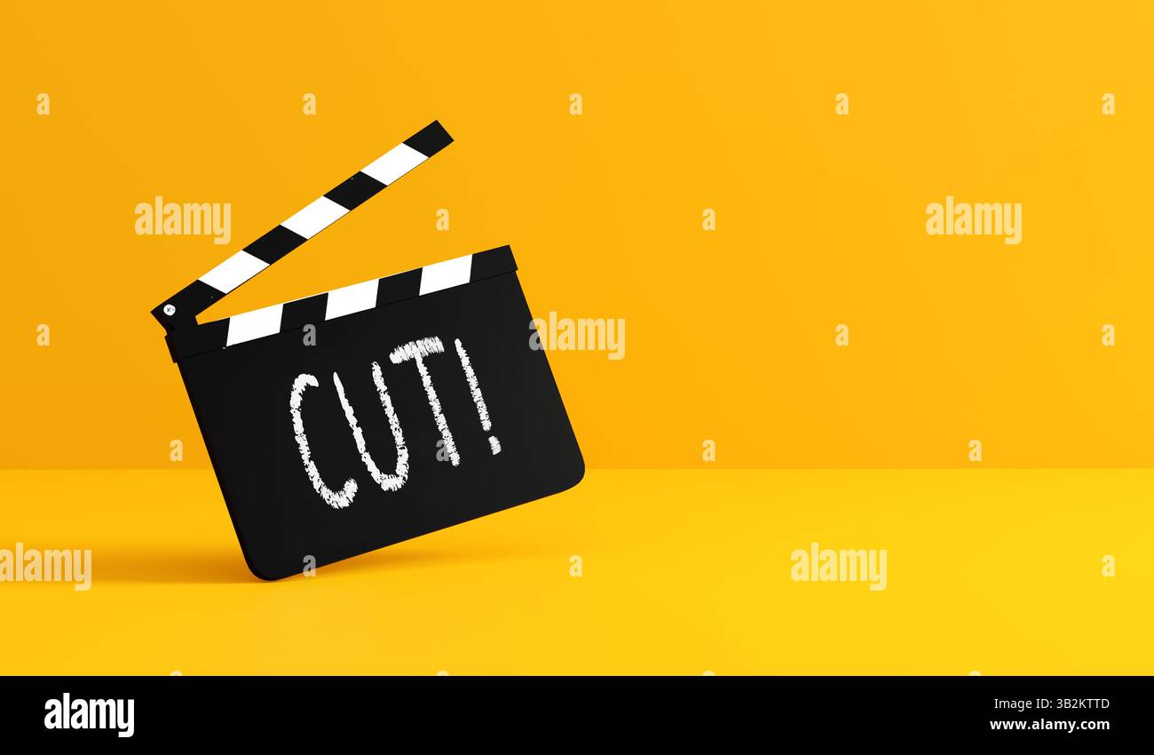 Lavagna per film che crea il segnale di taglio su sfondo giallo, perfetta per il cinema e per i concept cinematografici. Rendering 3D. Foto Stock