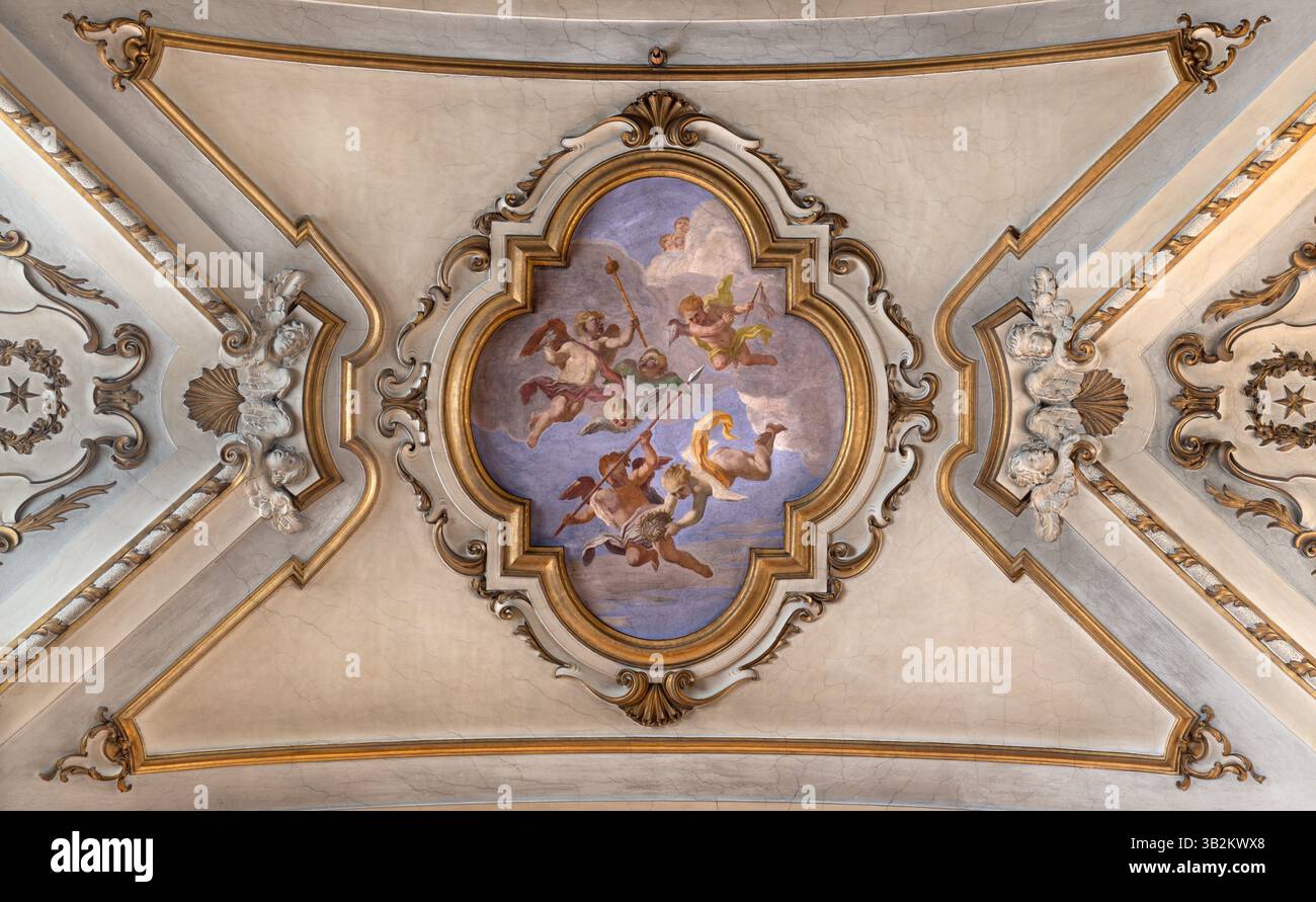 Prato - l'affresco a soffitto degli angeli con gli isturamenti della crocifissione nella chiesa Basilica dei Santi Vincenzo e Caterina de Ricci Foto Stock