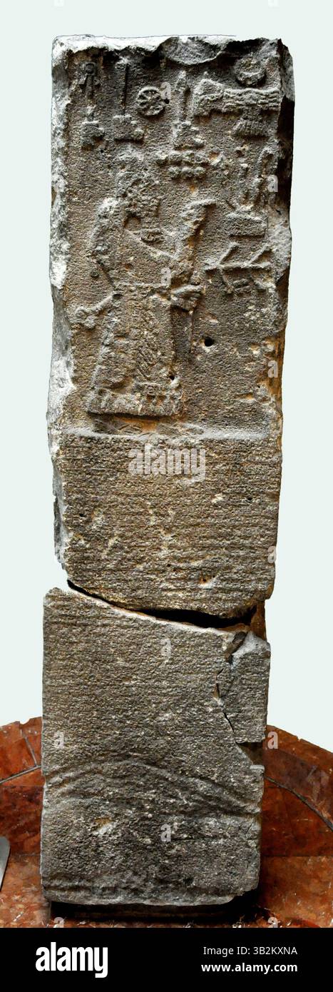 Stele di Adad Nirari III, eretta da uno dei governatori locali del re, Nergal-Eres, trovata a Saba, Impero neo-assiro, 810-783 a.C. 6536 La stele Foto Stock