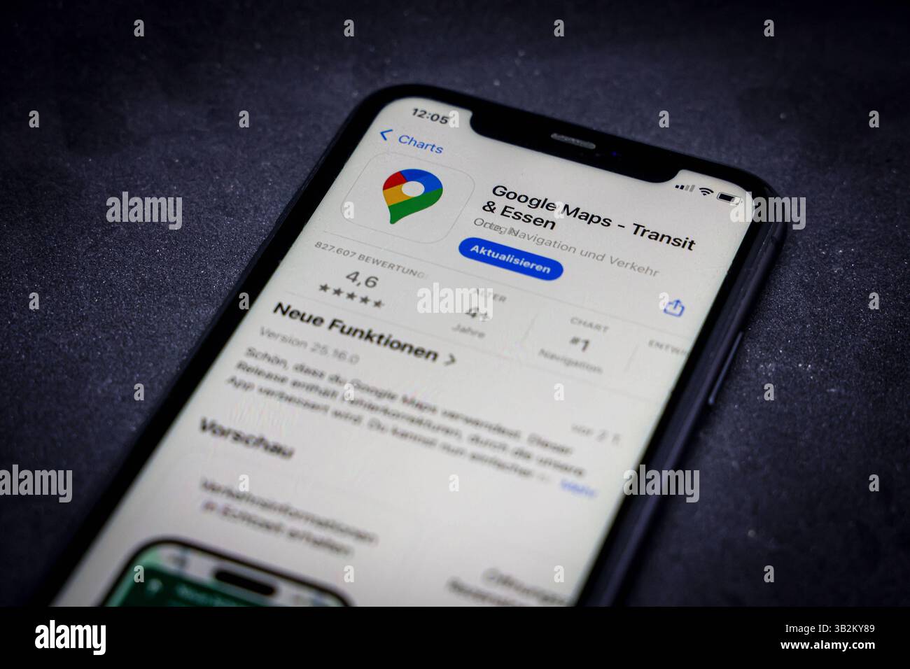 Apple App Store auf einem iPhone. App e grafici gratuiti. Google Maps - Transit und Essen. // 20.04.2025 *** Apple App Store su iPhone App Charts Google Maps Transit and Food gratuito 20 04 2025 Foto Stock