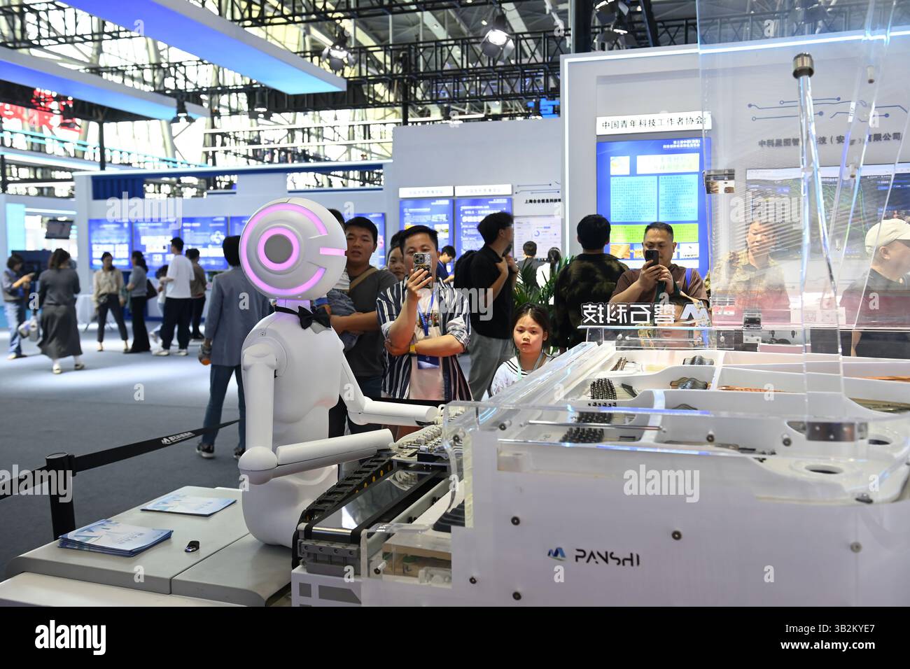 Un robot suona il piano. Hefei, Cina. 26 aprile 2025. La terza fiera cinese (Anhui) per la trasformazione dei risultati dell'innovazione scientifica e tecnologica prende il via a Hefei, capitale della provincia di Anhui nella Cina orientale, il 26 aprile 2025. Credito: Han Suyuan/China News Service/Alamy Live News Foto Stock
