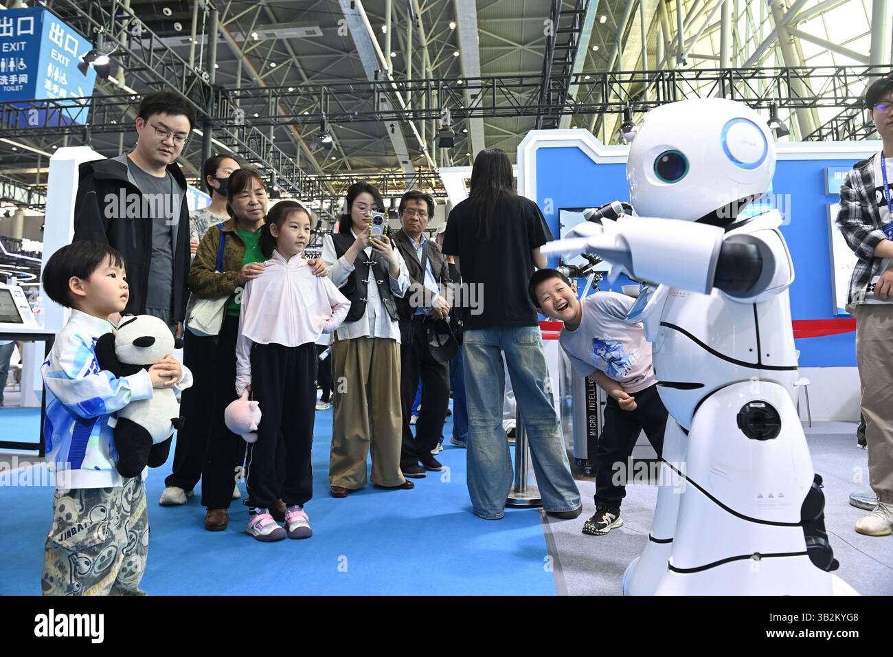 Un robot balla alla alla fiera. Hefei, Cina. 26 aprile 2025. La terza fiera cinese (Anhui) per la trasformazione dei risultati dell'innovazione scientifica e tecnologica prende il via a Hefei, capitale della provincia di Anhui nella Cina orientale, il 26 aprile 2025. Credito: Han Suyuan/China News Service/Alamy Live News Foto Stock