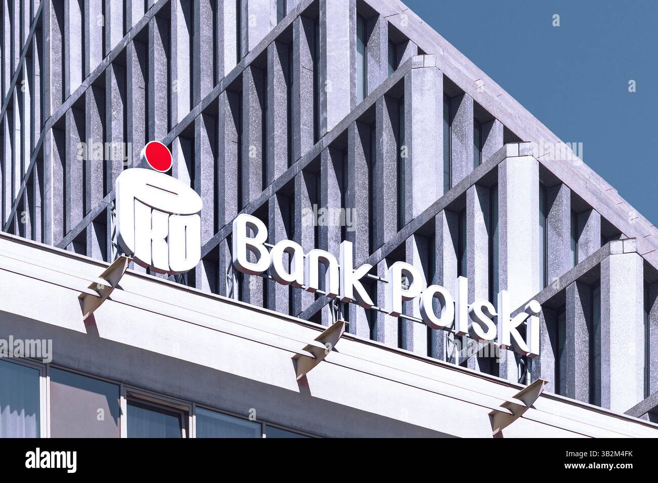 Poznan, Polonia - 26 aprile 2025: Logo PKO Bank Polski su un moderno sfondo di uffici - PKO BP è la più grande banca in Polonia. Foto Stock