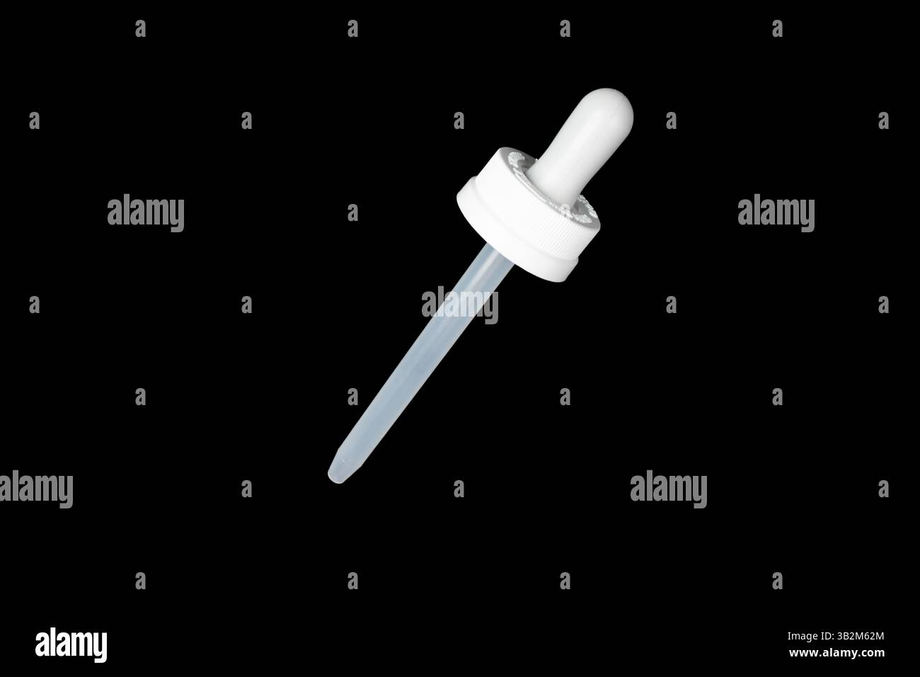 Pipetta isolata su sfondo nero. Apparecchiature mediche. Pipetta medica cosmetica con tappo bianco Foto Stock