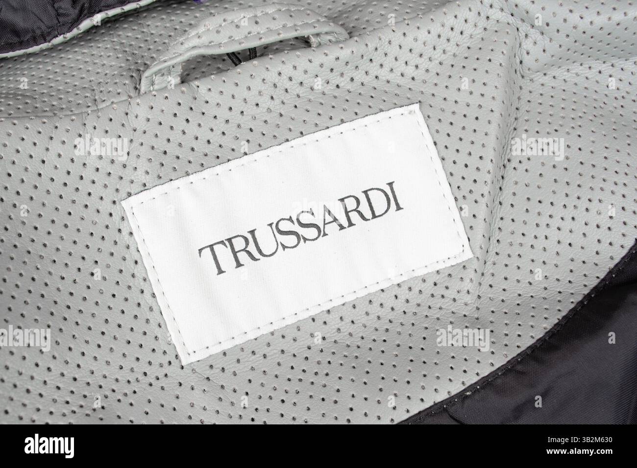 Limassol, Cipro, 22 gennaio 2025: Primo piano del logo Trussardi. Logo Trussardi su giacca in pelle. Logo Trussardi sull'etichetta dell'abbigliamento. Foto Stock