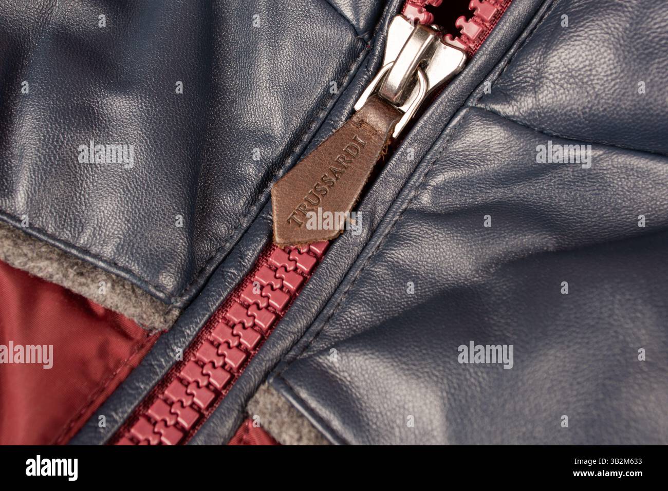 Limassol, Cipro, 22 gennaio 2025: Primo piano del logo Trussardi. Logo Trussardi su giacca in pelle. Logo Trussardi sull'etichetta dell'abbigliamento. Foto Stock