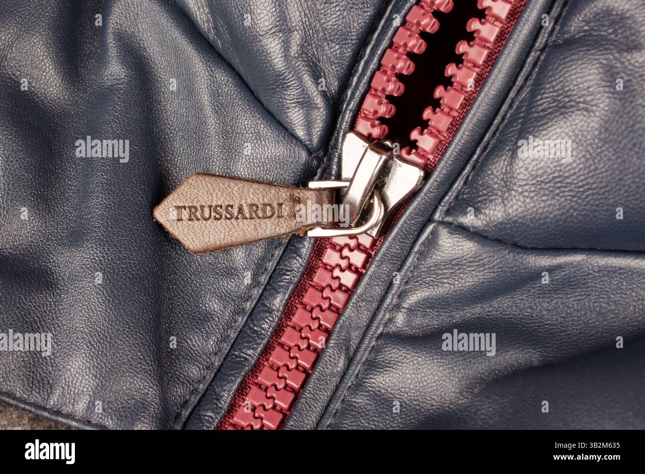 Limassol, Cipro, 22 gennaio 2025: Primo piano del logo Trussardi. Logo Trussardi su giacca in pelle. Logo Trussardi sull'etichetta dell'abbigliamento. Foto Stock