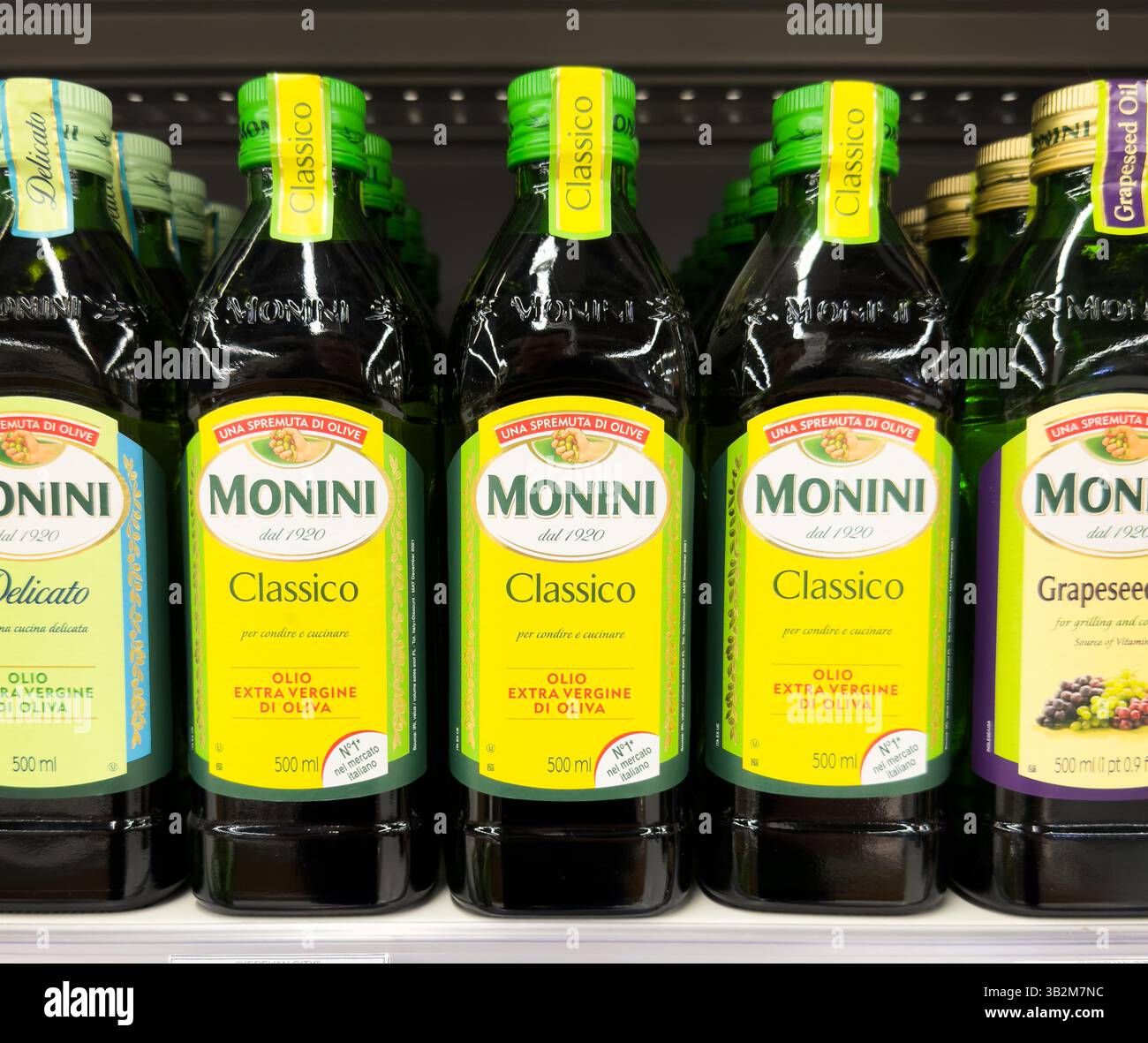 Yerevan, Armenia, 24 maggio 2023: Logo Monini su bottiglia di olio d'oliva e di semi di vite in vendita. Firma Monini Foto Stock