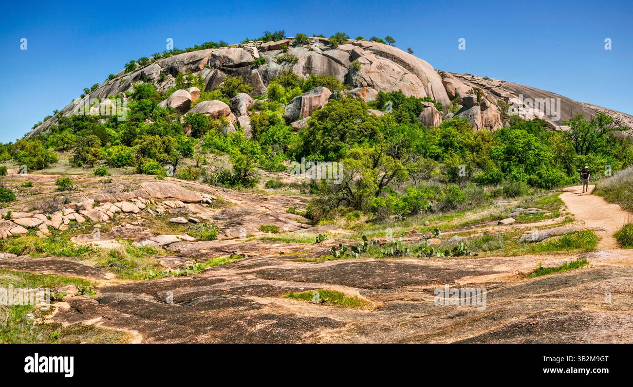 La cupola principale di Enchanted Rock, escursionista sul sentiero per il lago Moss, Enchanted Rock State Natural area, in Hill Country vicino a Fredericksburg, Texas, Stati Uniti Foto Stock