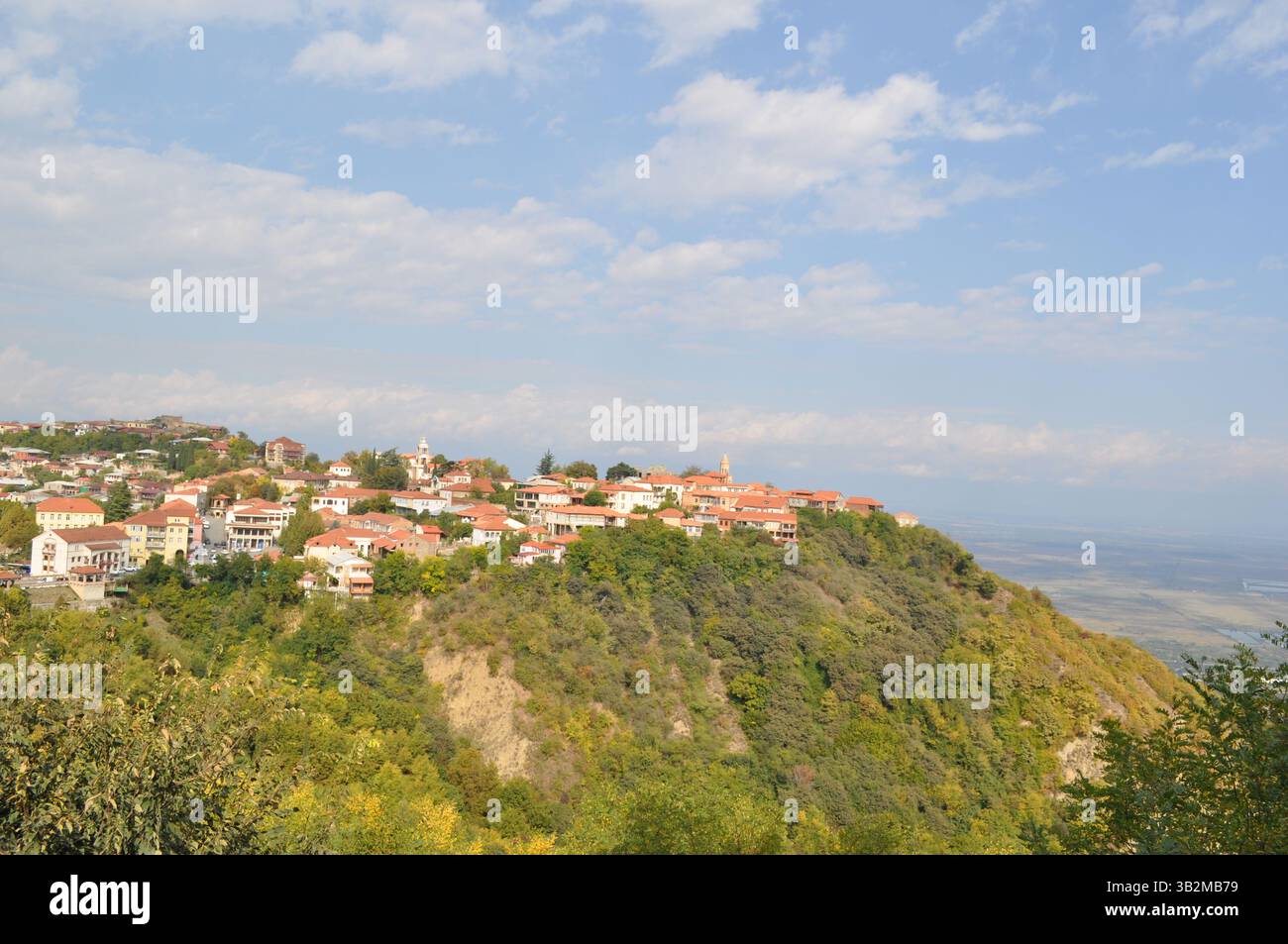 Vista pittoresca di Sighnaghi, la città dell'amore a Kakheti, Georgia, con tetti storici, torre della chiesa e paesaggio del Caucaso Foto Stock