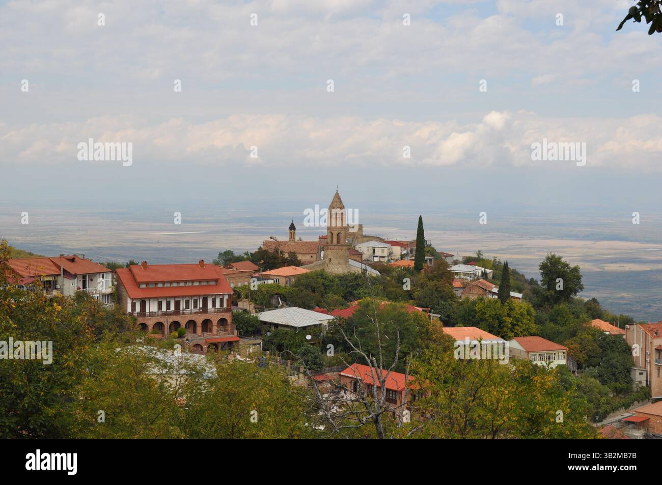 Vista pittoresca di Sighnaghi, la città dell'amore a Kakheti, Georgia, con tetti storici, torre della chiesa e paesaggio del Caucaso Foto Stock