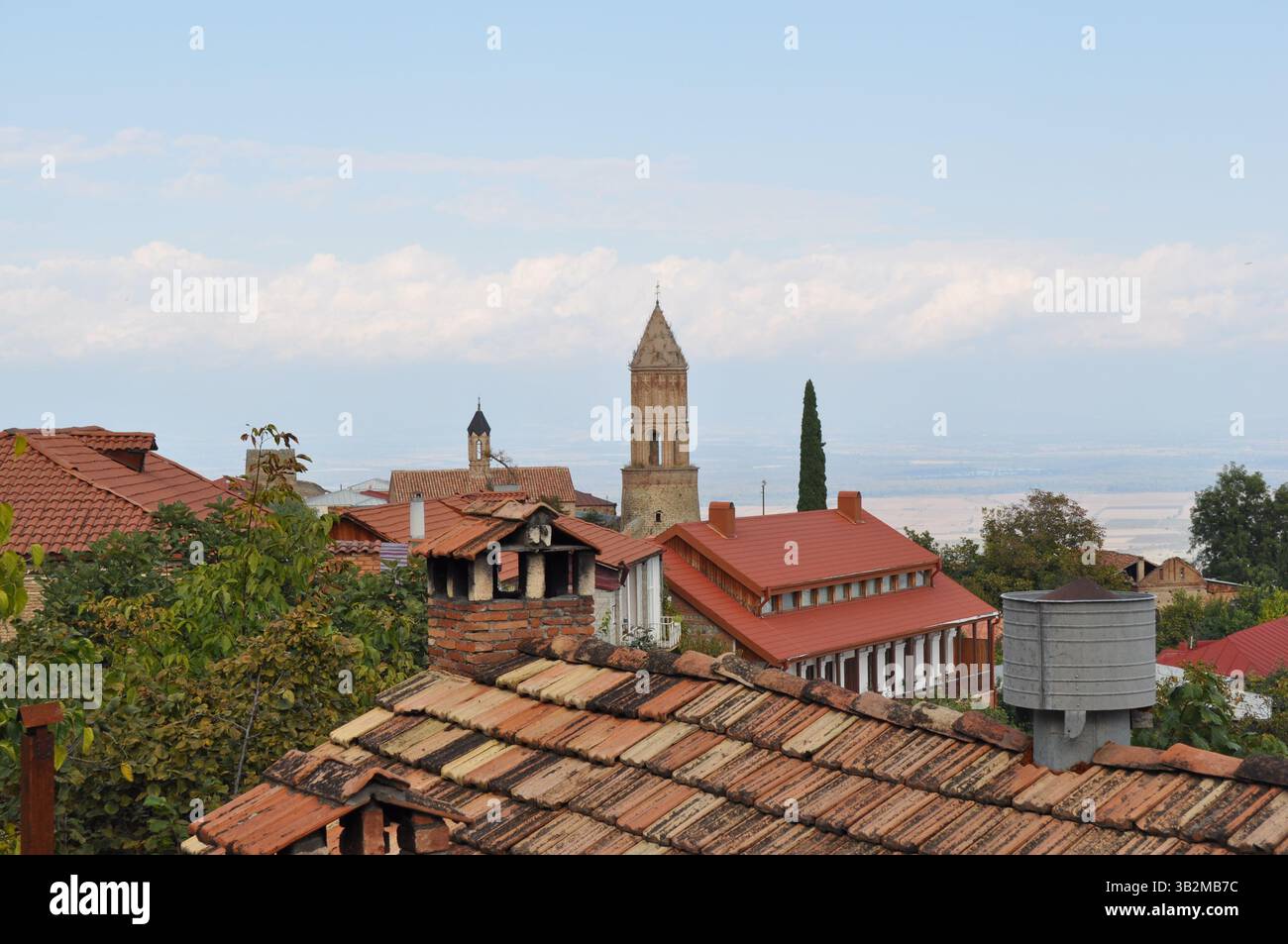 Vista panoramica di Sighnaghi, la città dell'amore a Kakheti, Georgia, con tetti piastrellati e la storica torre della chiesa Foto Stock