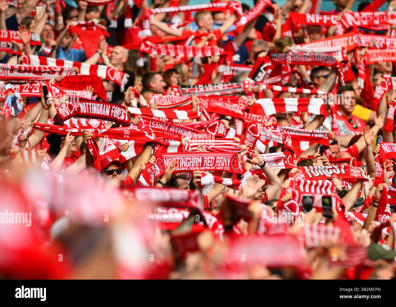 Londra, Regno Unito. 27 aprile 2025. Nottingham Forest contro Manchester City - semifinale di fa Cup - Stadio di Wembley. Fan del Nottingham Forest a Wembley. Crediti immagine: Mark Pain/Alamy Live News Foto Stock