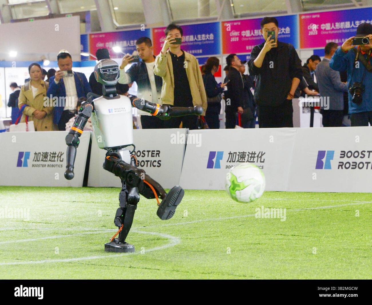 The 2025 China Humanoid Robot Ecosystem Conference opens in Shanghai, China, 25 April, 2025. Foto Stock