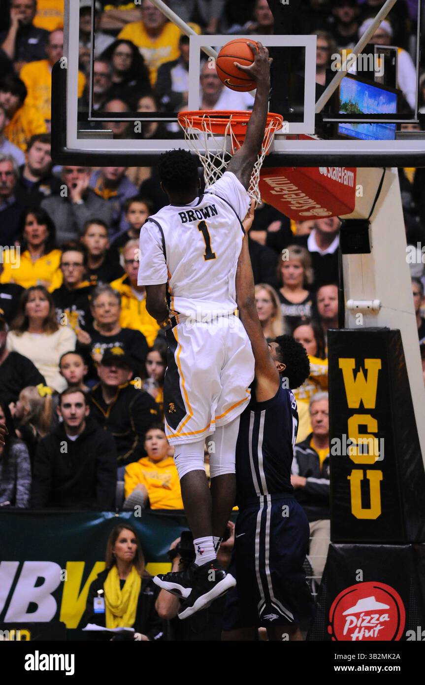 22 dicembre 2015: L'attaccante dei Wichita State Shockers Zach Brown (1) va in alto per una dunk ed è stato sporcato dall'attaccante dei Nevada Wolf Pack Elijah Foster (12) durante la partita di basket NCAA tra i Nevada Wolf Pack e i Wichita State Shockers alla Charles Koch Arena di Wichita, Kansas. La WSU ha sconfitto il Nevada 98-69. Kendall Shaw/CSM(immagine di credito: © Kendall Shaw/CSM tramite filo ZUMA) Foto Stock