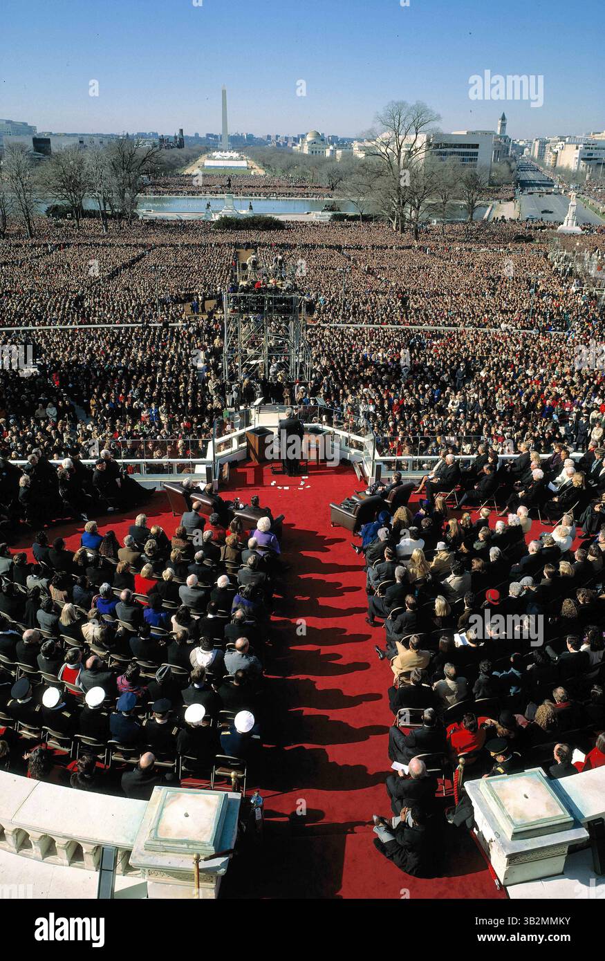27 marzo 2014 - Washington, District of Columbia, Stati Uniti d'America - Washington DC. 1-20-1993.il presidente William Jefferson Clinton pronuncia il suo discorso di inaugurazione dal fronte occidentale del Campidoglio degli Stati Uniti. I membri della camera e del Senato e i loro coniugi, insieme all'ex presidente H.W. Bush e al vicepresidente Dan Quayle e i membri della Corte Suprema e diplomatici stranieri di alto livello, riempiono l'area dei posti a sedere dietro di lui. . Crediti: Mark Reinstein (immagine di credito: © Mark Reinstein tramite ZUMA Wire) Foto Stock