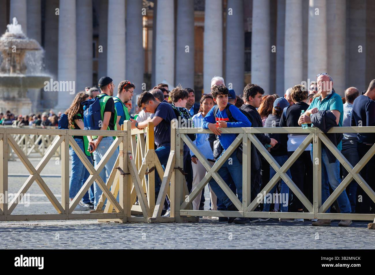 La folla di fedeli in Piazza San Pietro, per gli ultimi rispetti al corpo di Papa Francesco. Città del Vaticano, Vaticano - 25 aprile 2025: Fedeli in fila per entrare nella Basilica di San Pietro, ultimo giorno in cui è possibile rendere omaggio al corpo di Papa Francesco prima della sua sepoltura. Città del Vaticano Vaticano Copyright: XGennaroxLeonardix Foto Stock