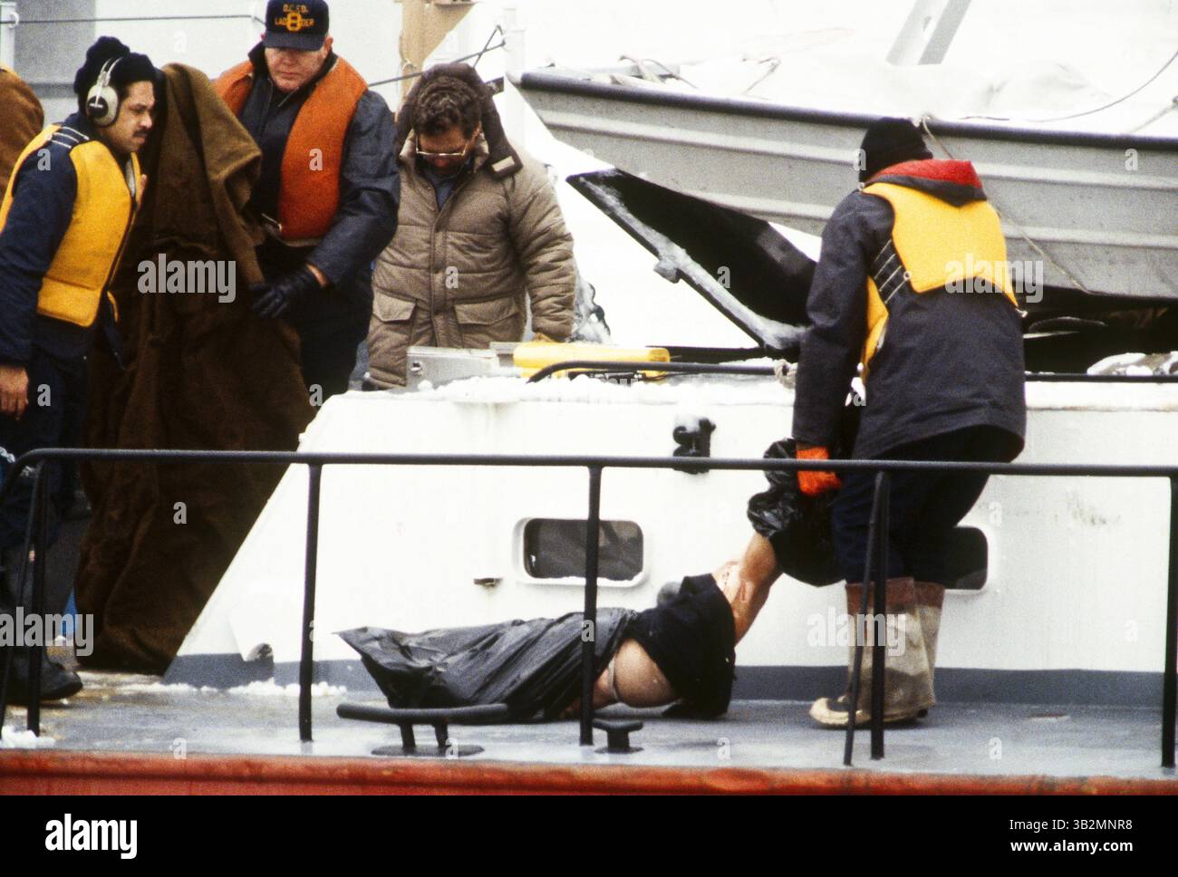 30 agosto 2015 - Washington, District of Columbia, Stati Uniti d'America - Washington, DC. 1-16-1982. Il 13 gennaio 1982, il volo Air Florida 90 si schiantò contro il 14th Street Bridge di Washington DC e cadde nel fiume Potomac poco dopo il decollo. Un totale di 70 passeggeri, 4 membri dell'equipaggio e 4 automobilisti sul ponte furono uccisi. L'incidente del Boeing 737-200 è stato causato da un sistema anti-ghiaccio lasciato fuori..membri della DC. La polizia insieme ai subacquei della US Navy e alla guardia costiera degli Stati Uniti recuperano una delle 70 vittime del volo Air 90 dal fiume Potomac ghiacciato. . Credito: Mark Reinstein (immagine di credito: © Foto Stock