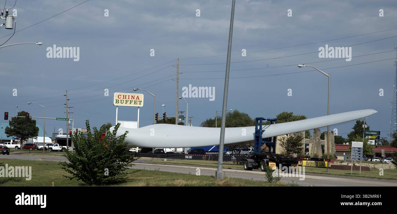 24 settembre 2015 - Emporia, Kansas, Stati Uniti d'America - Emporia, Kansas 9-24-2015.la pala della turbina eolica viene trasportata attraverso Emporia, Kansas, dal cantiere ferroviario della BNSF al parco eolico in costruzione nella vicina Waverly, Kansas. . Crediti: Mark Reinstein (immagine di credito: © Mark Reinstein tramite ZUMA Wire) Foto Stock