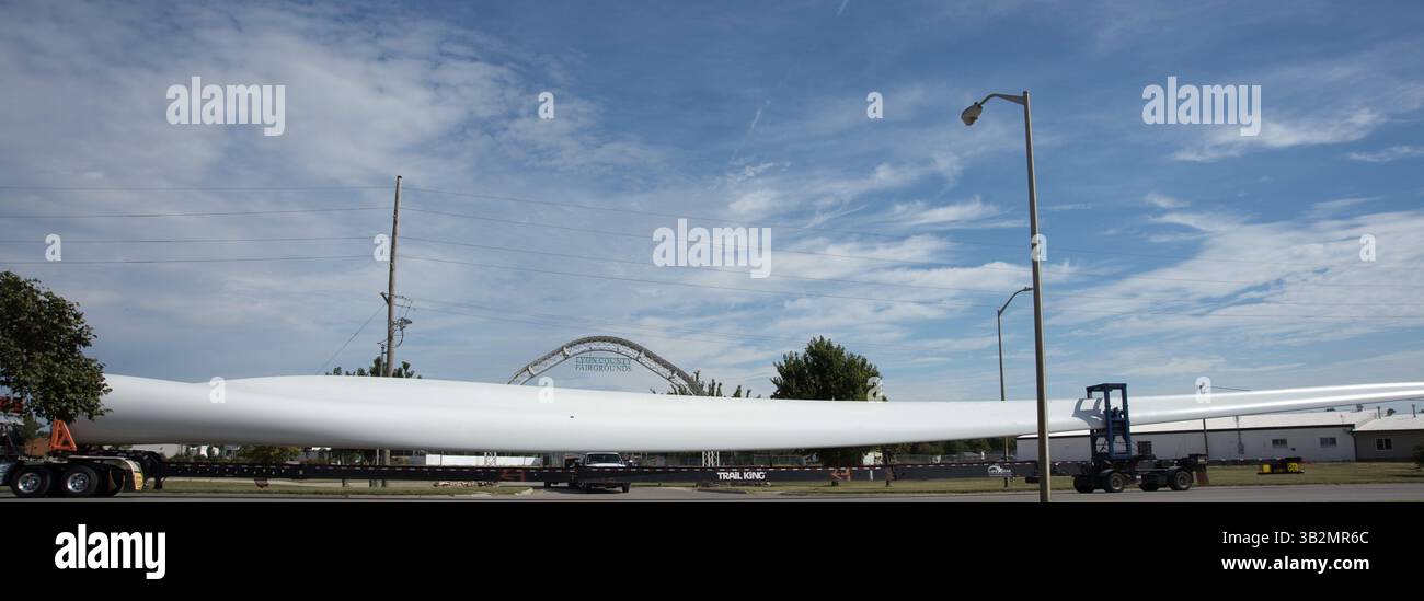 24 settembre 2015 - Emporia, Kansas, Stati Uniti d'America - Emporia, Kansas 9-24-2015.la pala della turbina eolica viene trasportata attraverso Emporia, Kansas, dal cantiere ferroviario della BNSF al parco eolico in costruzione nella vicina Waverly, Kansas. . Crediti: Mark Reinstein (immagine di credito: © Mark Reinstein tramite ZUMA Wire) Foto Stock