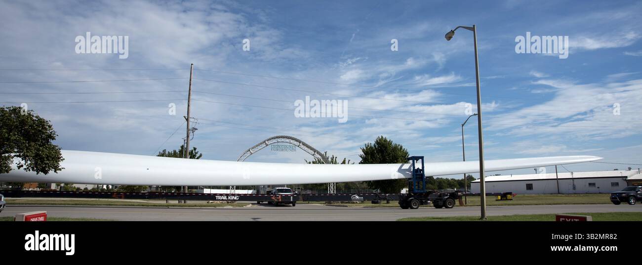 24 settembre 2015 - Emporia, Kansas, Stati Uniti d'America - Emporia, Kansas 9-24-2015.la pala della turbina eolica viene trasportata attraverso Emporia, Kansas, dal cantiere ferroviario della BNSF al parco eolico in costruzione nella vicina Waverly, Kansas. . Crediti: Mark Reinstein (immagine di credito: © Mark Reinstein tramite ZUMA Wire) Foto Stock