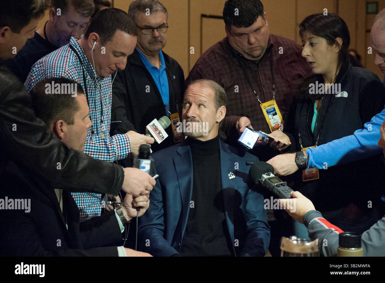 Lunedì 1 febbraio 2016: L'ex capo-allenatore della NFL e attuale commentatore sportivo della CBS Bill Cowher parla con i membri dei media durante il giorno di apertura delle conferenze stampa per il Super Bowl 50 della National Football League tra i Denver Broncos e i Carolina Panthers al Moscone Center di San Francisco, California. Eric Canha/CSM(immagine di credito: © Eric Canha/CSM tramite filo ZUMA) Foto Stock