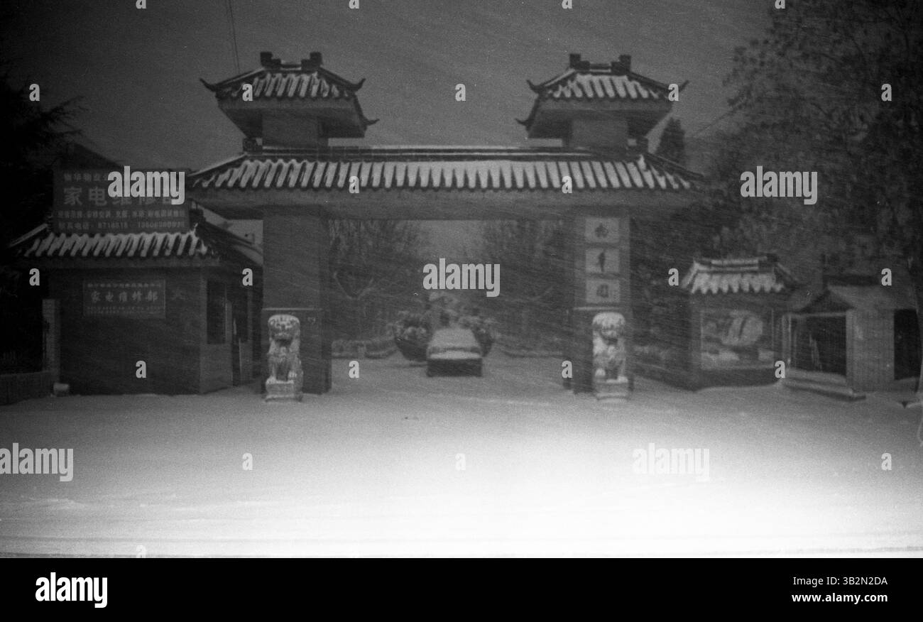 Notte di neve al tradizionale Park Gate di Shandong, Cina, anni '2010 Foto Stock