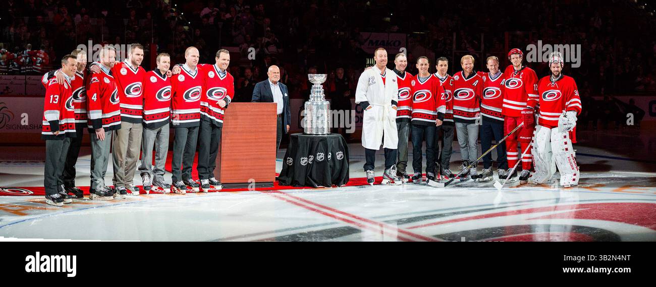Durante la partita della NHL tra i New York Islanders e i Carolina Hurricanes sabato 13 febbraio 2016 alla PNC Arena di Raleigh, North Carolina. Jacob Kupferman/CSM(immagine di credito: © Jacob Kupferman/CSM tramite filo ZUMA) Foto Stock
