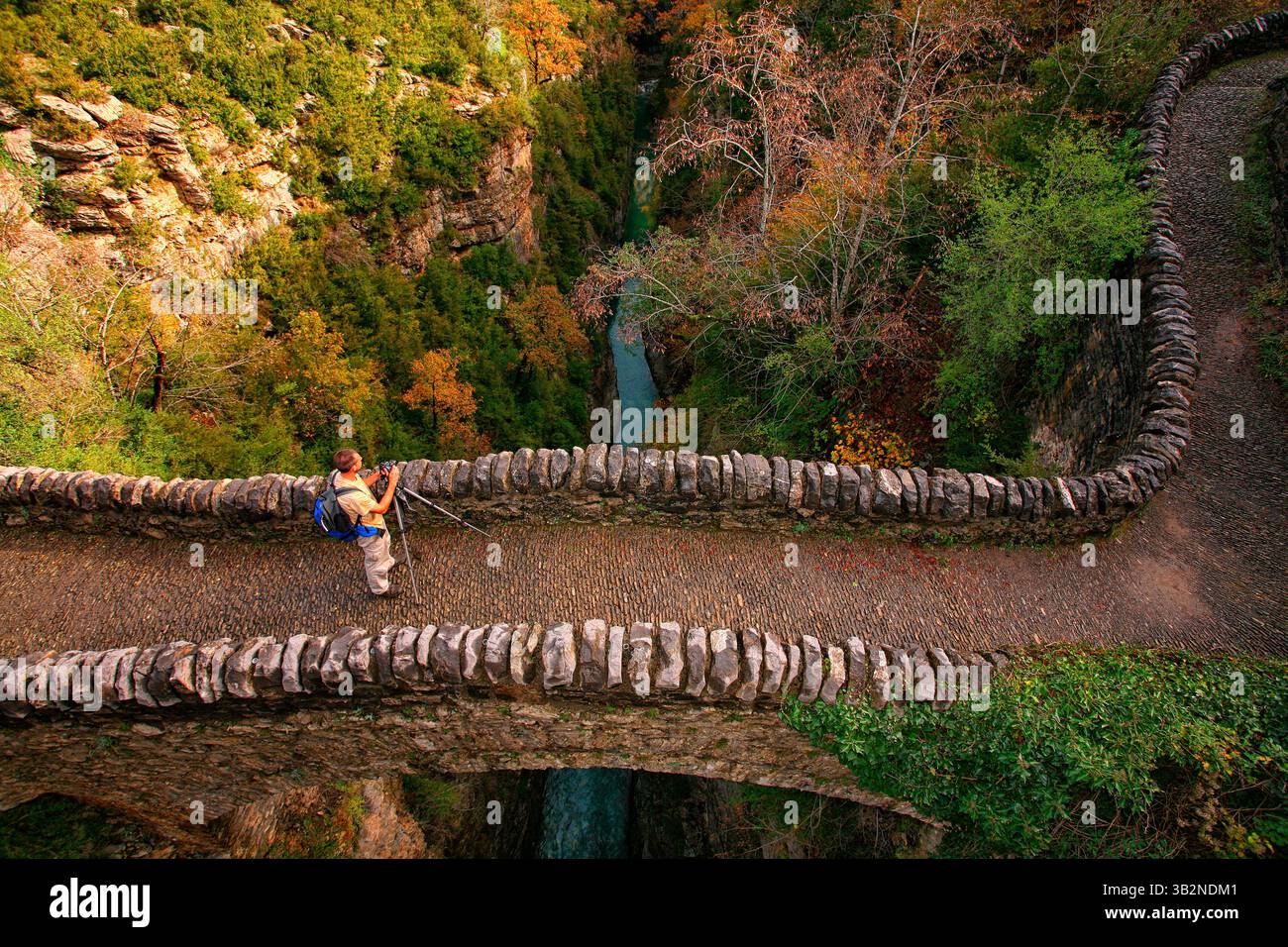 Un fotografo scatta una foto su un ponte nel Parco Nazionale dei Pirenei - Hunesca Spagna. Foto Stock