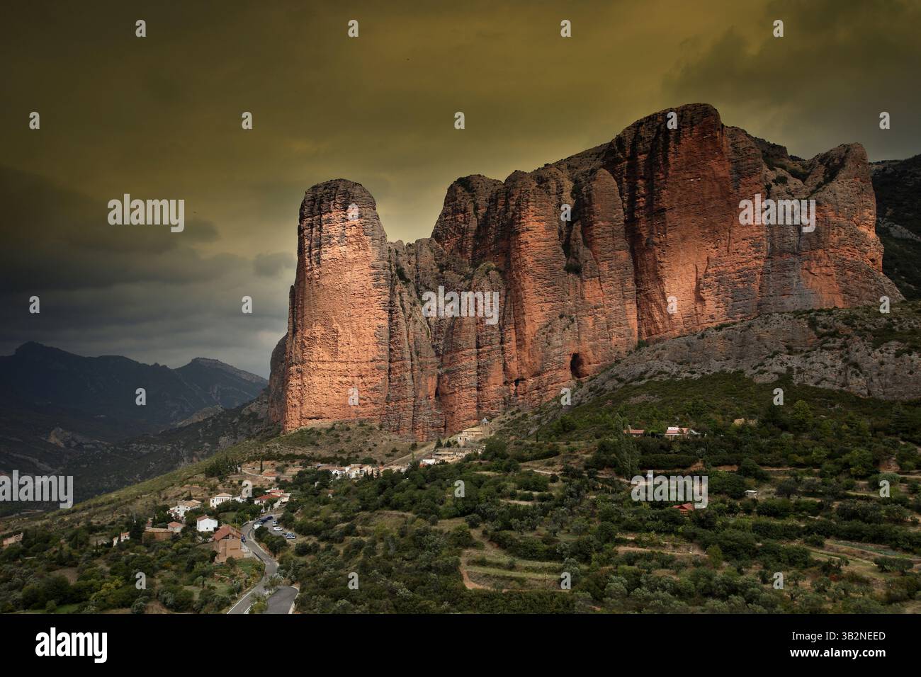 Città di Riglos a Los Mallos rocce in Sierra de la Peña Aragona Spagna Foto Stock