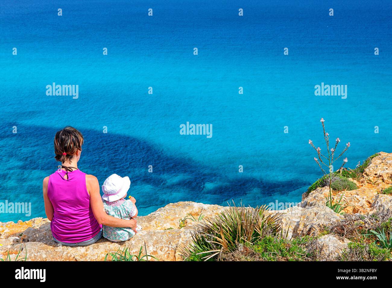 Donna con sua figlia che fa un'escursione a Cala Mesquida sull'isola di Maiorca. Foto Stock