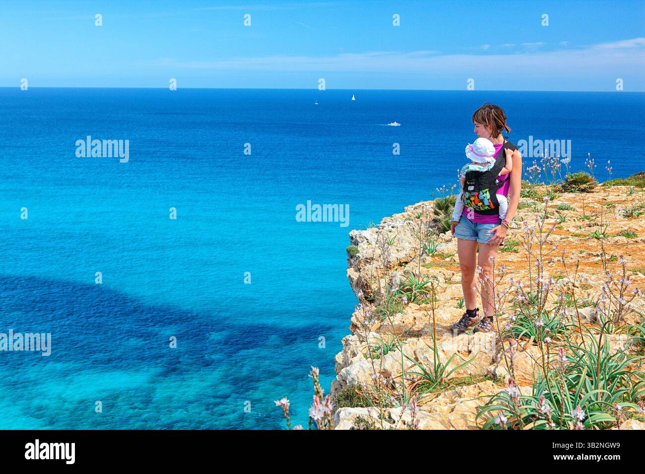 Donna con sua figlia che fa un'escursione a Cala Mesquida sull'isola di Maiorca. Foto Stock