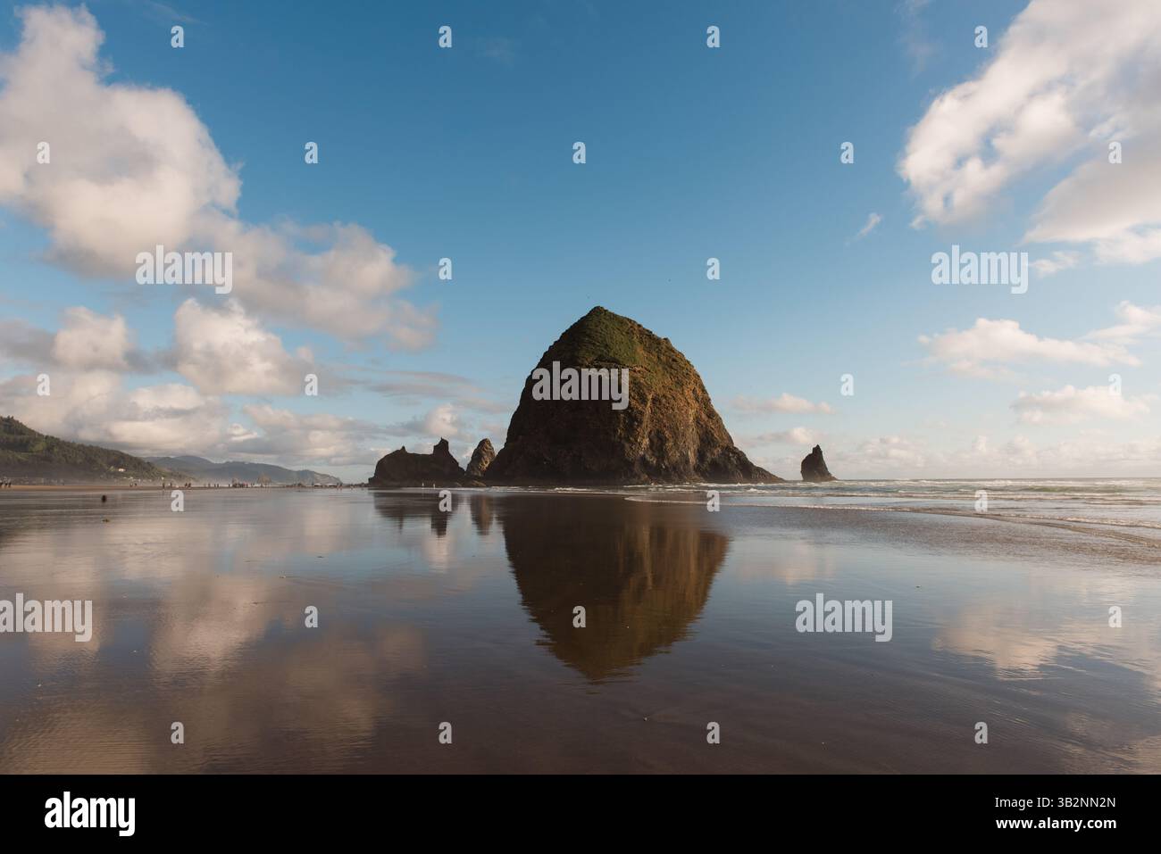 Haystack Rock e la sua immagine speculare sulla riva Foto Stock