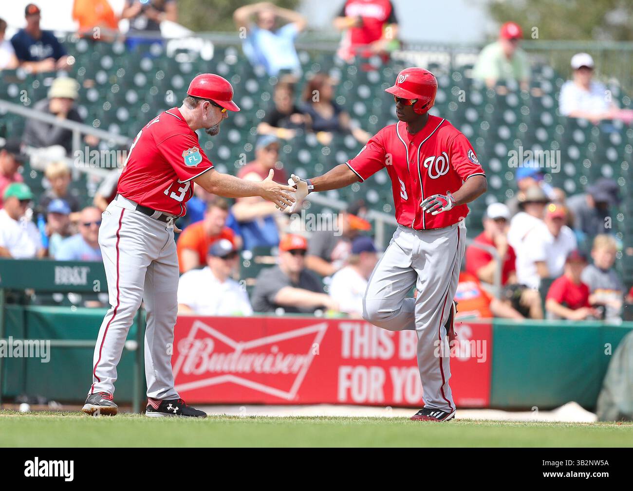 4 marzo 2016 - Jupiter, FL, USA - Michael Taylor dei Washington Nationals è congratulato con l'allenatore della terza base Bob Henley, a sinistra, dopo aver colpito un fuoricampo da solista durante il secondo inning contro i Miami Marlins al Roger Dean Stadium di Jupiter, Flag., venerdì 4 marzo 2016. I Marlins hanno vinto 5-4. (Immagine di credito: © David Santiago/TNS via ZUMA Wire) Foto Stock
