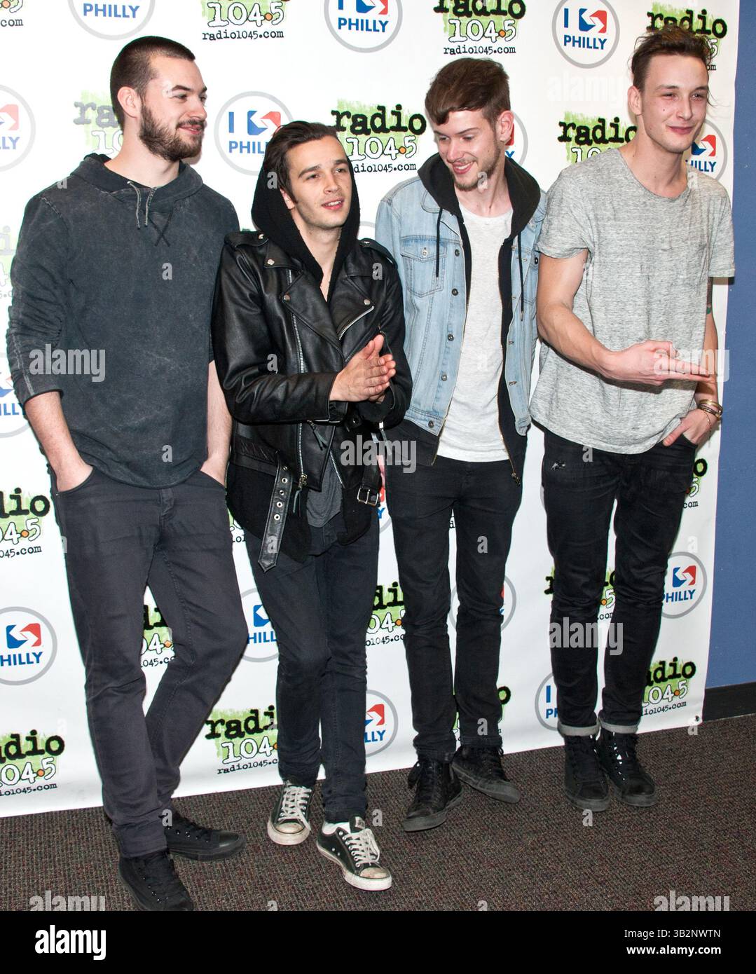 Ross MacDonald, Matthew Healy, Adam Hann e George Daniel dei 1975 al radio 104,5 FM WRFF 's i HeartRadio Performance Theatre di Bala Cynwyd, PA - 28 marzo 2013 Foto Stock