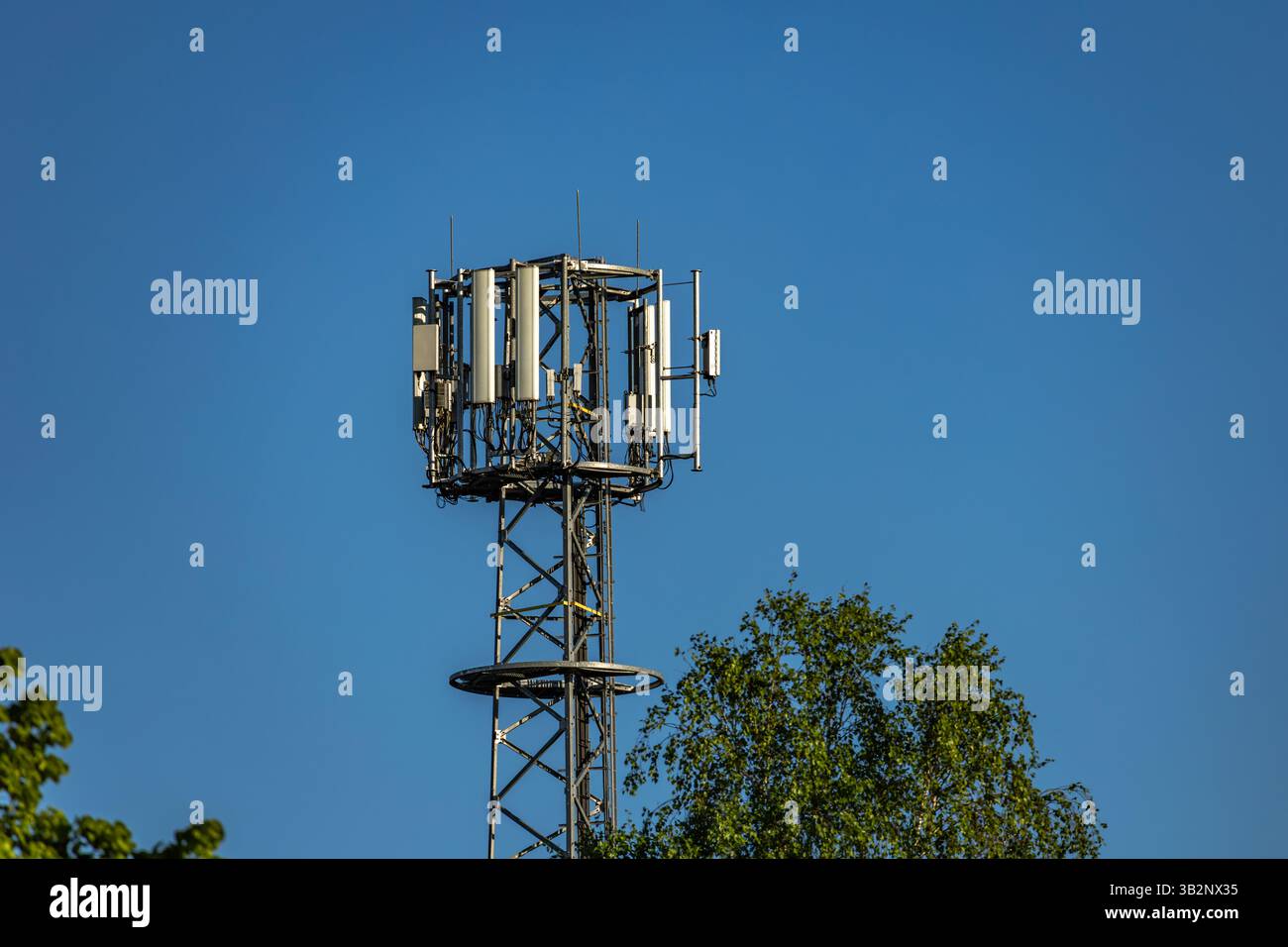 Antenna del telefono cellulare su sfondo blu, trasmettitore e ricevitore di segnale 5g, televisione e radio Foto Stock