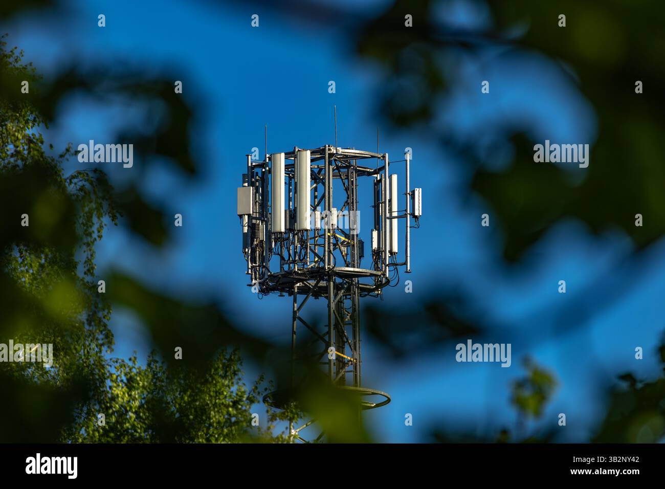 Antenna del telefono cellulare su sfondo blu, trasmettitore e ricevitore di segnale 5g, televisione e radio Foto Stock