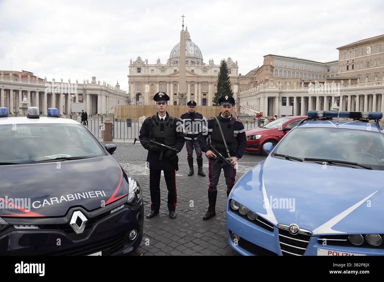 20 novembre 2015 - Stato della città del Vaticano (Santa sede) - polizia in Piazza San Pietro in Vaticano. (Immagine di credito: © Evandro Inetti via ZUMA Wire) Foto Stock
